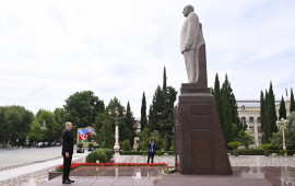 Prezident İlham Əliyev Yevlax şəhərində Ümummilli Lider Heydər Əliyevin abidəsini ziyarət edib
