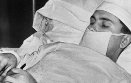 Bir güzgü ilə özüözünü əməliyyat edən HƏKİM 