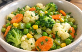 Brokkolili g&uuml;l kələm salatı: Llimonlu sousla təravətli qış resepti