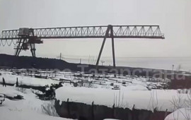 Tikinti kranından yıxıldı, sağ qaldı 