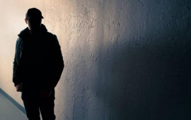 Şəmkirdə qardaş bacısını bıçaqladı