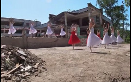 Xarkovda bombalanmış məktəbin xarabalıqları üzərində vals  VİDEO