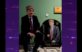 Sağ ikən özünə “QR kod”lu başdaşı düzəltdirdi