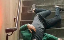 64 yaşlı kişi pilləkəndən yıxılıb &ouml;ld&uuml;