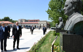 İlham Əliyev və Qurbanqulu Berdiməhəmmədov Bülbülün və Üzeyir Hacıbəylinin gülləbaran edilmiş heykəllərinə baxıblar 