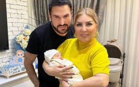 Nadir xanımı və yeni doğulan nəvəsi ilə 