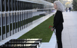 ABŞ Dövlət katibinin müavini Bakıda şəhidlərin xatirəsini yad edib  FOTO