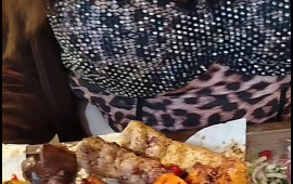 "Hərə bir sinəsi açıq qızı çıxarıb guya reklam edir"  Sosial şəbəkələrdə qeyrietik tendensiya yayılıb