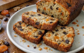 Meyvəli "Atom Keks" resepti: Meyvələr dibə &ccedil;&ouml;km&uuml;r, yupyumşaq tekstura