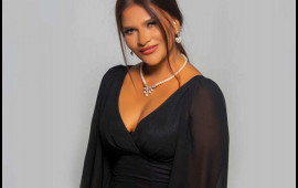 Əməkdar artist dərin yarıqlı libası ilə DİQQƏT ÇƏKDİ 