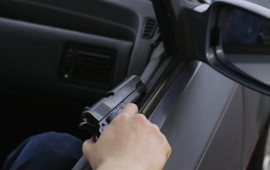 Gecə vaxtı oyuncaq silahla şadlıq evinin qarşısında qorxu yaratdı