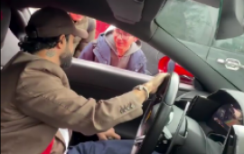 Bakıda ona yaxınlaşan uşaqlara bir topa pul verdi