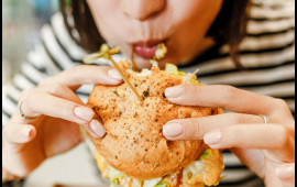 Çox yeyənlər niyə gec doyur?  Səbəb açıqlandı