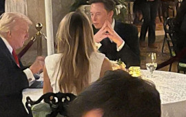 Tramp və arvadı aylar sonra Maskla eyni masada