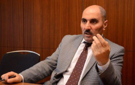 "Başqası da deyə bilər ki, qızımı mini yupkada g&ouml;ndərəcəm"  Azər Həsrət