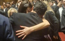 Çağatay səhnədən enib sevgilisini qucaqladı 