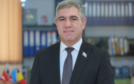 Deputat m&uuml;əllim kimi işləməyə başladı