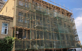 Bakıda tarixi abidəyə zərər vuruldu, yağış suyu evlərə doldu 