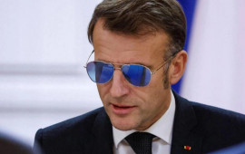 Eynək taxan Makronu belə məsxərəyə qoydu 