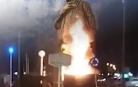 İranda Qasım S&uuml;leymaninin abidəsi yandırıldı 