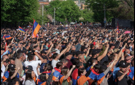 Ermənistanda etirazçılar Prezident Sarayının girişlərini bağlayıblar