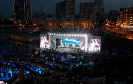 Heydər Əliyev Mərkəzinin parkında Milli Qurtuluş Günü münasibəti ilə konsert olub 