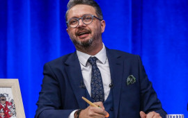 Özündən 16 yaş kiçik fenomenlə sevgilidir  FOTO