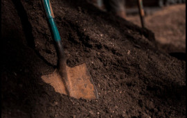 İsmayıllıda qeyriadi adət: Ölən adamı öz həyətində basdırıblar