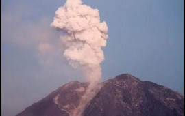 İndoneziyada vulkan iki km yüksəkliyə püskürdü