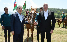 Qurbanqulu Berdiməhəmmədova Cıdır düzündə “Dostluq” adlı Qarabağ atı hədiyyə edilib  FOTO