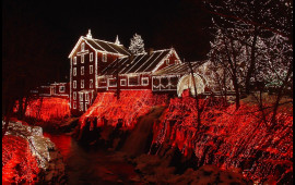 “Yeni il” üçün bəzədiyi evinin açılışını qonşularla etdi 