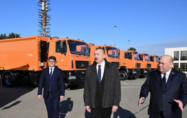 Prezident İlham Əliyev Bakıda məişət tullantıları daşıyan texnikalarla tanış olub 