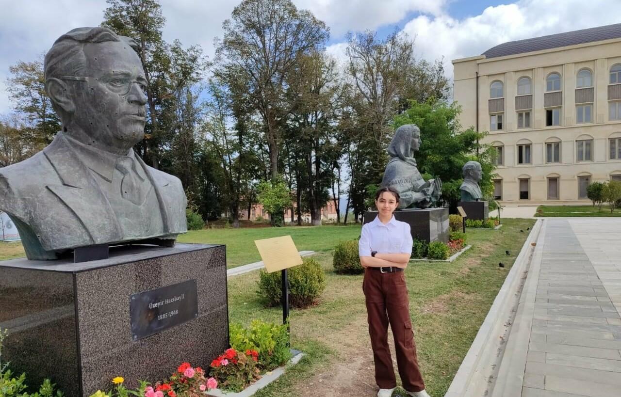 İndi rəssamdır, gələcəkdə isə həkim olmaq istəyir 