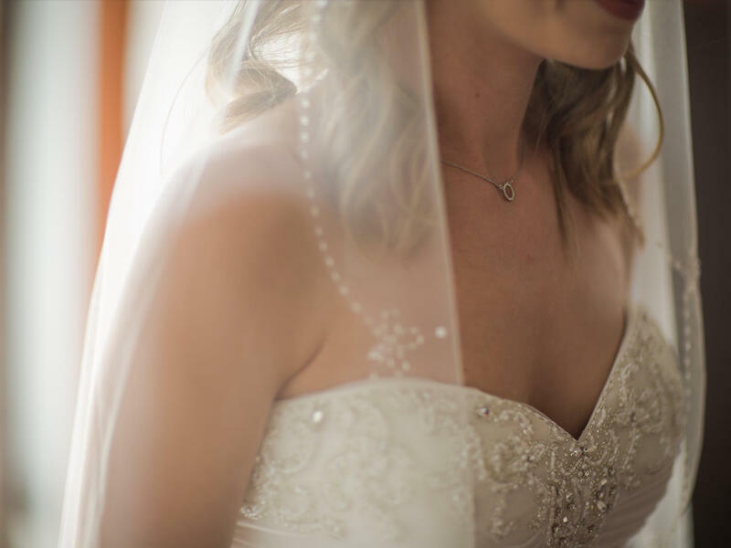 Yeni gəlinin ayaqlarından &ouml;p&uuml;b rəqs etdilər 