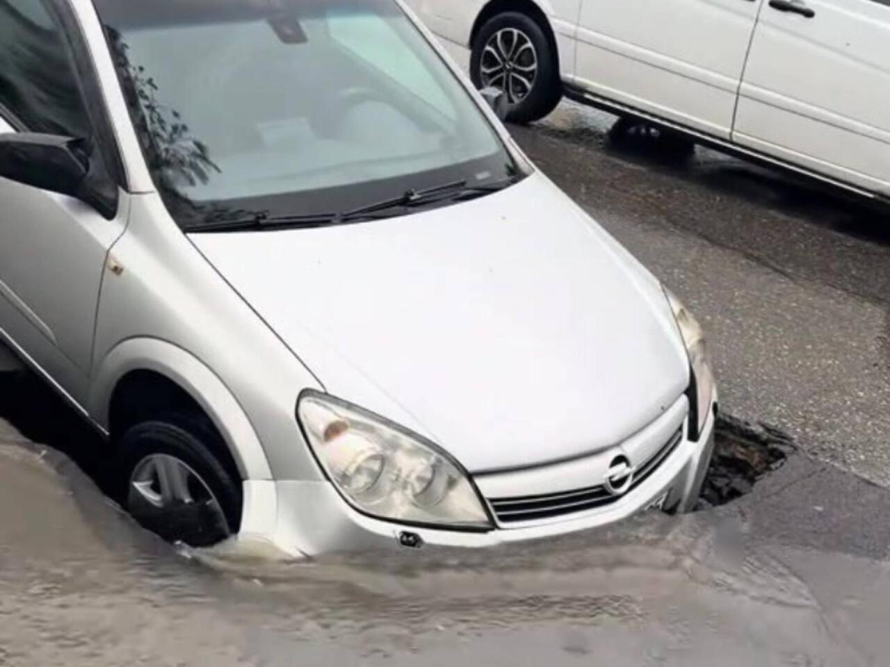 Bakıda yol çökdü, maşın çuxura düşdü  VİDEO
