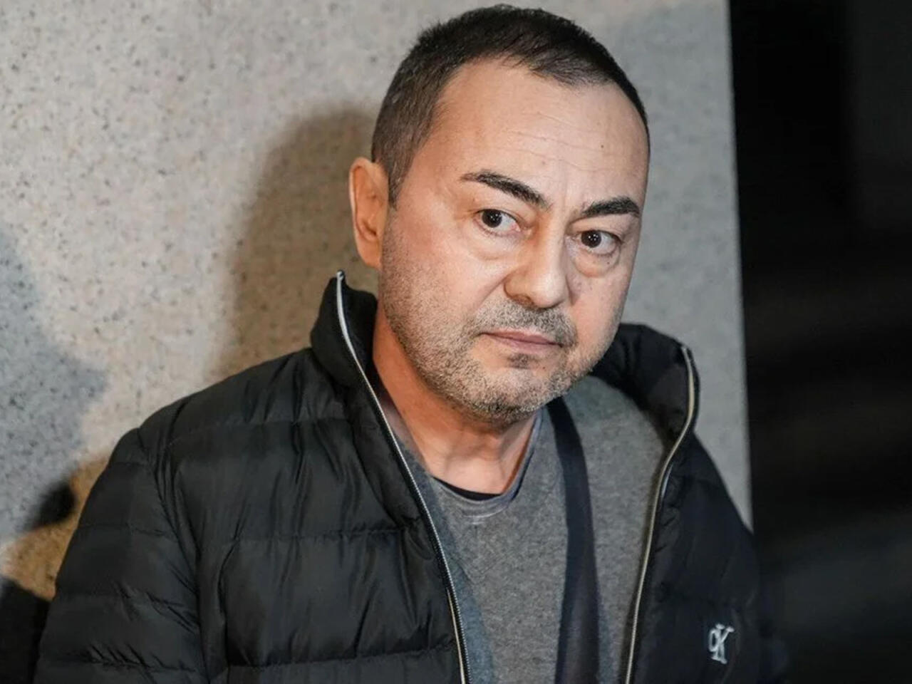 Serdar Orta&ccedil; səhnədə halı pisləşərək yıxıldı 