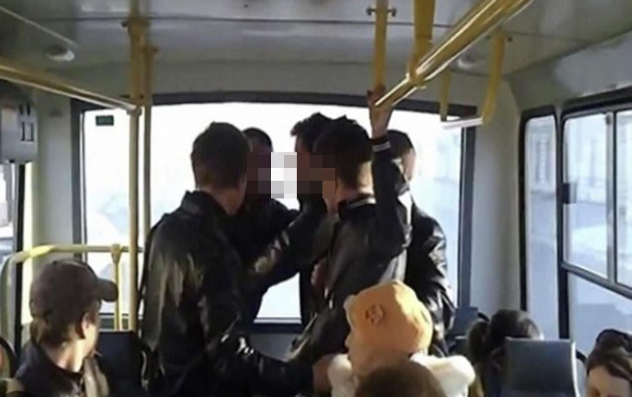 Toydan qayıdan qonşular avtobusda dalaşdı: "Barmağını onun ağzına salıb, cırmağa çalışıb"