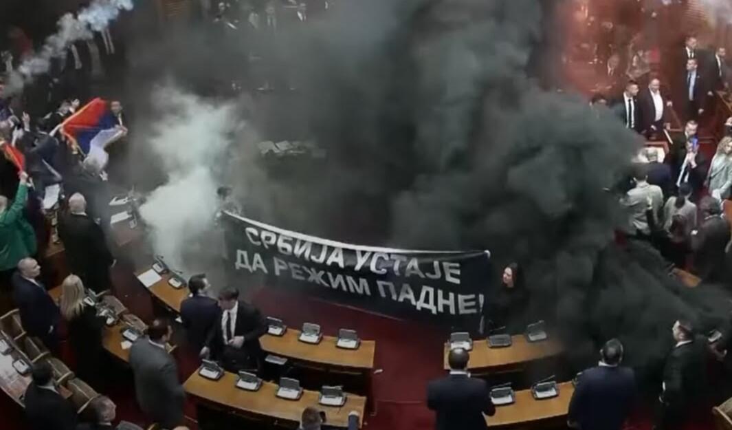 Serbiya parlamentində deputatlar arasında DAVA  Fişənglər yandırıldı və spikerə su atdılar  VİDEO
