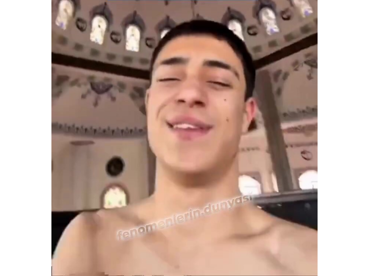 Məsciddə qalmaqallı G&Ouml;R&Uuml;NT&Uuml;: Yarı&ccedil;ılpaq hald VİDEO &ccedil;əkdi