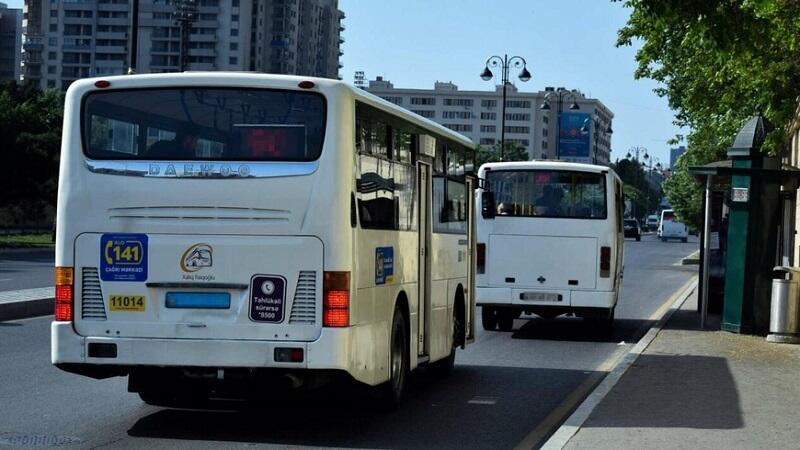 Avtobusdan düşən gənc qızı maşın vurdu