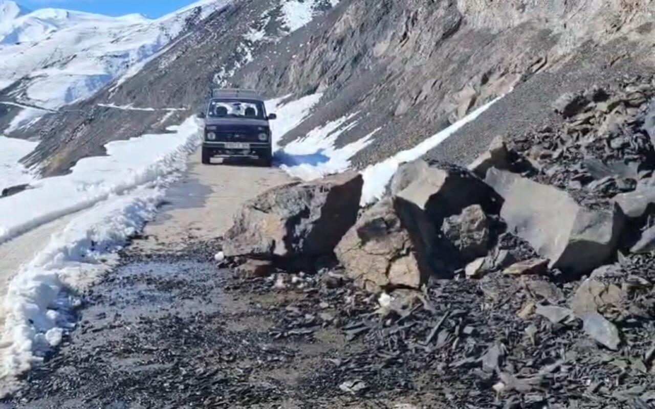 Bu yolda torpaq s&uuml;r&uuml;şməsi: Qaya par&ccedil;aları yola t&ouml;k&uuml;ld&uuml;