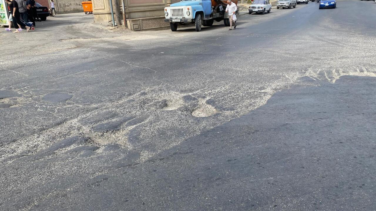 Bakıda yoldakı vəziyyət sürücünü maddi ziyana saldı 