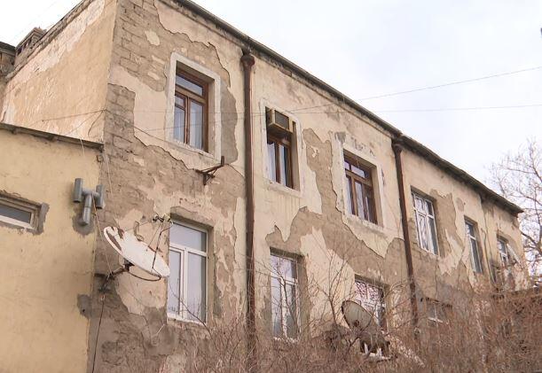 Binəqədidə bina uçubdağılır  100 yaşı var