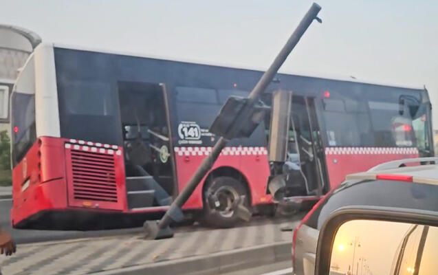 Bakıda sərnişin avtobusu qəza törətdi 
