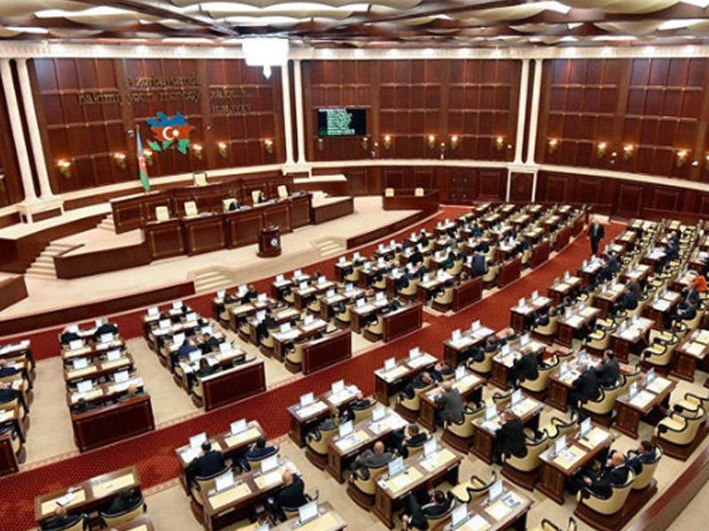 Parlamentdə deputatlar arasında dava düşdü  FOTO