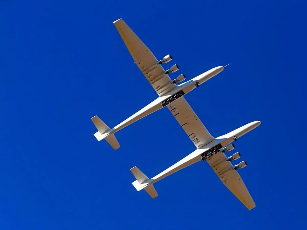 Qanadları futbol meydan&ccedil;asından b&ouml;y&uuml;k olan nəhəng təyyarənin u&ccedil;uşu baş tutdu