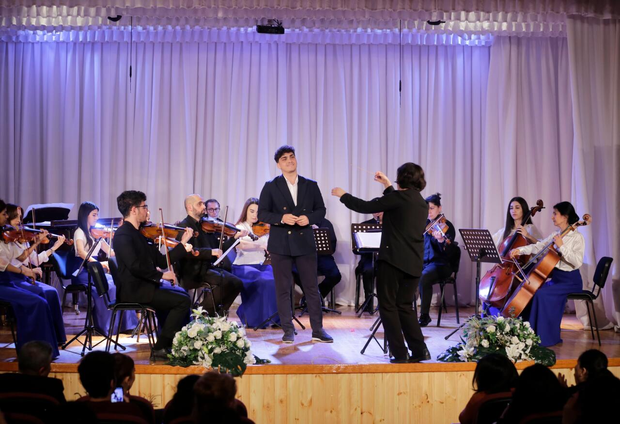 Azərbaycanın gələcək həkimləri klassiklərin ifası ilə təəccübləndilər  FOTO