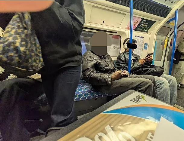 Metroda digər sərnişinləri vecinə almadan kokain çəkdi 
