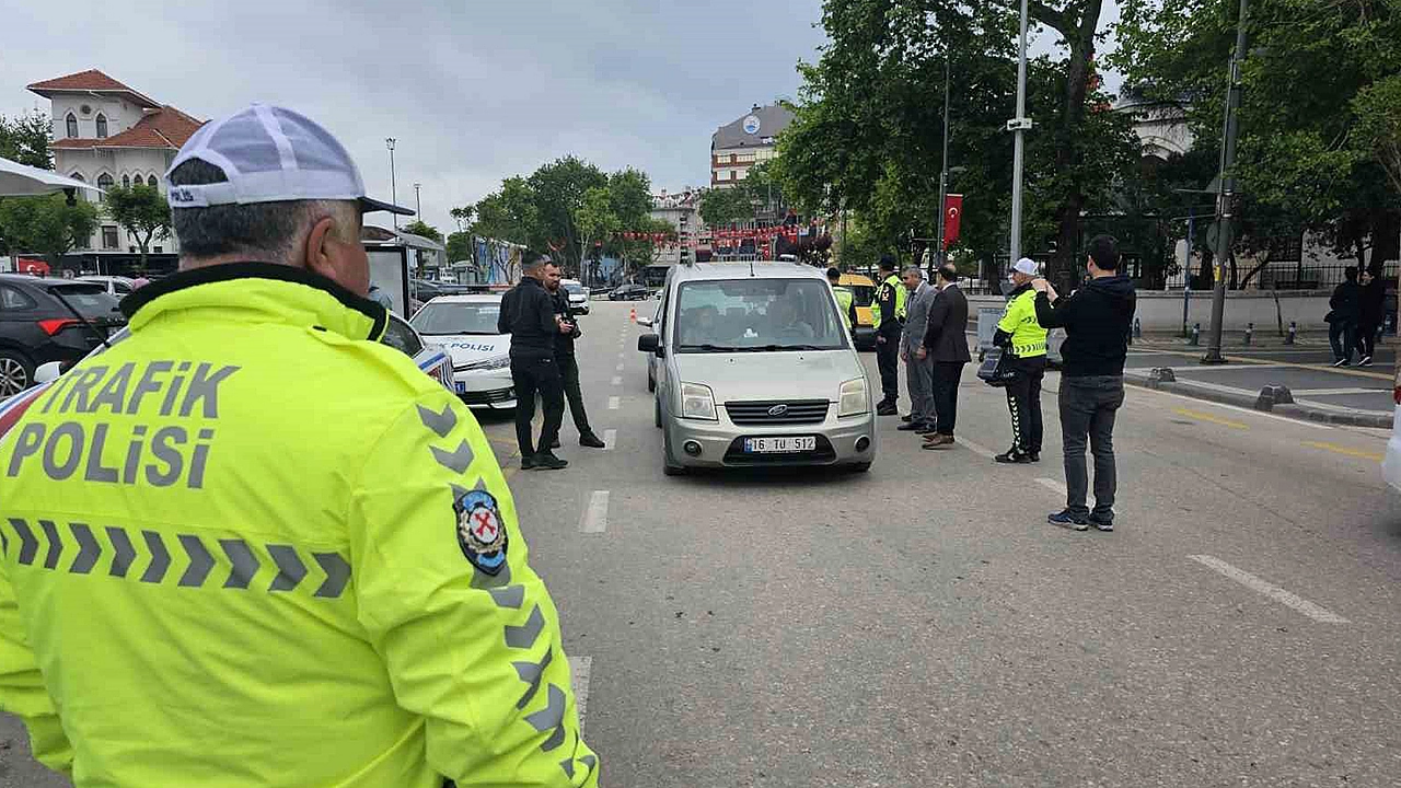 Davada onları ayırmağa gələn polisin başını əzməyə çalışdı 