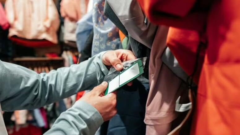 İkinci əl pencəyin cibindən 22 illik arxiv &ccedil;ıxdı